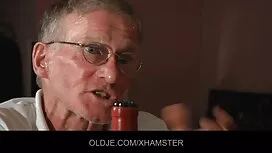 私の母は舌の後に十代の精液を飲み込んだ  ...