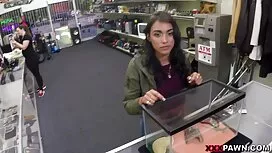 私は窓の中でエキサイティングな母親を見て ...