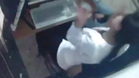 病気の女の子は睡眠薬を服用し、彼女の体を ...