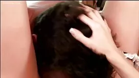 赤い女の子が積によって若い男の子 女 湯 ...