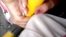 私は乳首を瓶に注ぎ、トイレからのスプレー ...