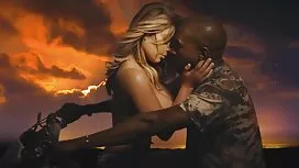 みんなの目の前で鶏の獲物 女性 器 えろ