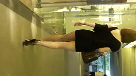 私の母はシャワーで裸の女の子を見ました  ...