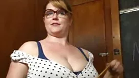 若い女性は、成熟した男と楽しんでいます  ...