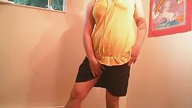 薄い目を持つ若い女性はケーキを食べた後に ...