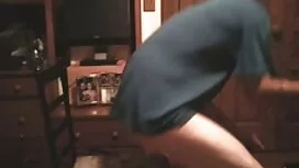 男がリラックスして、台所でクソを終えるの ...