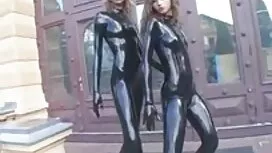 裸のおっぱいを持つ女の子は、ロッカールー ...