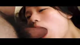 雌犬はマッサージ中に走り、テーブルの上を ...