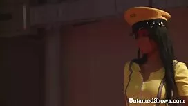 アパートの男性は酔って鶏のたわごとを回す ...