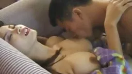 角質ブルネットは彼女の友人の足から熱いで ...