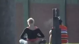 彼は若い男をつかんで、すべての穴で彼をレ ...