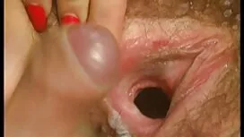 スリムな女の子はシャワーで彼女の髪を洗う ...