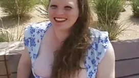 三人の美しい女の子は、彼らの細い体を披露 ...