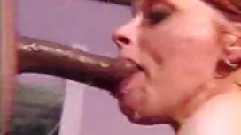 若いロシアのカップルの民家グループ 女  ...