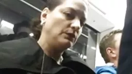 空手のインストラクターは、リングの学生を ...