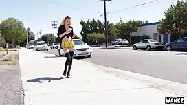 若い女の子は自然の中で猫を叫びます ドラ ...