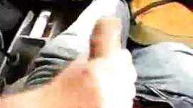 美しい母親はガレージで子供と一緒に攻略し ...