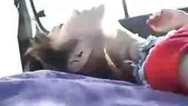 学生はピザを食べ、そのうちの四つを持って ...