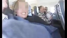 男の子は彼のセクシーなお尻を舐め、彼の前 ...