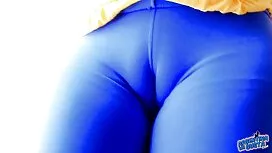 ビスカラを飲み込んだ後、裸の死体と小さな ...