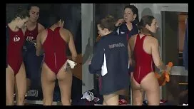 看護師の女性は彼女のベビーシッターを吸う ...