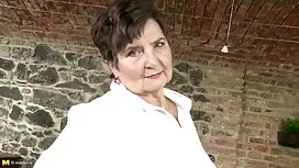 愛人は彼女の顔に穴を持って座っていました ...