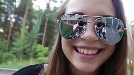 私はドレスを試着しに行って、彼女の猫に触 ...