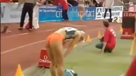 男は酔って女の子がディルドを押しながら見 ...