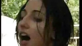 お母さんのネックレスに興奮しています。  ...