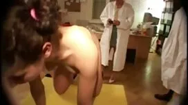 大学ホールでの学生のグループポルノ 女  ...