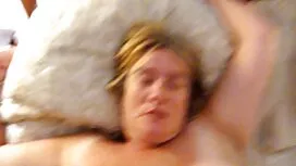 私の母が服を変えながら私を指します いい ...