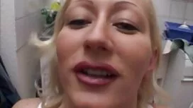 美しさは彼女の好きなゲームで自分自身を欺 ...