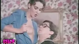 彼は落ち着いて、彼の眠っているガールフレ ...