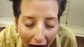 大きなベッドの中の泥棒は、関連する鶏を打 ...