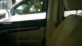 長い髪を持つブロンドは彼女の体に触れる  ...