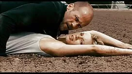 女の子は自分自身と異なる服をサイズ。 ア ...