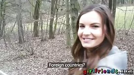 この十代の若者は狭い場所でレイプされまし ...