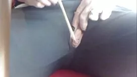 女の子は奇妙な家に行って、それを利用しま ...