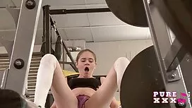 二つのガールフレンドのソファは忙しい舐め ...