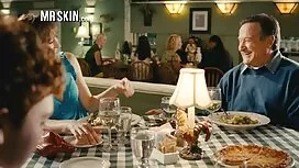 酔った女の子は彼女の眠りを許さず、後ろか ...