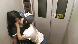 彼女は下着で彼女の服を脱ぐようになりまし ...