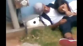 赤い髪はボウルの台所で結ぶ傾向があります ...