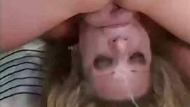 マスクされた泥棒はブルネットを盗むために ...