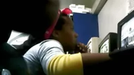 彼女は居心地の良いダイニングルームで大き ...