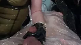 騙さによって彼の友人とともに彼の指オンザ ...