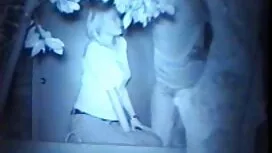 女の子を見て彼女の性別とカメラを示した  ...