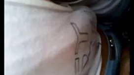 肛門の靴下で覆われた雌犬は、喫煙室で男を ...