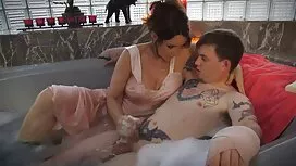 私は彼にお金のために森の中のトラックを与 ...