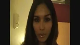 家族がキャビンにいる間、妹は弟と叩いてい ...