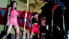 医者の男は大きなコックで彼のガールフレン ...